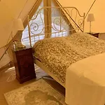 Les Fresses Glamping Campo de lujo Saint-Julien-la-Genete